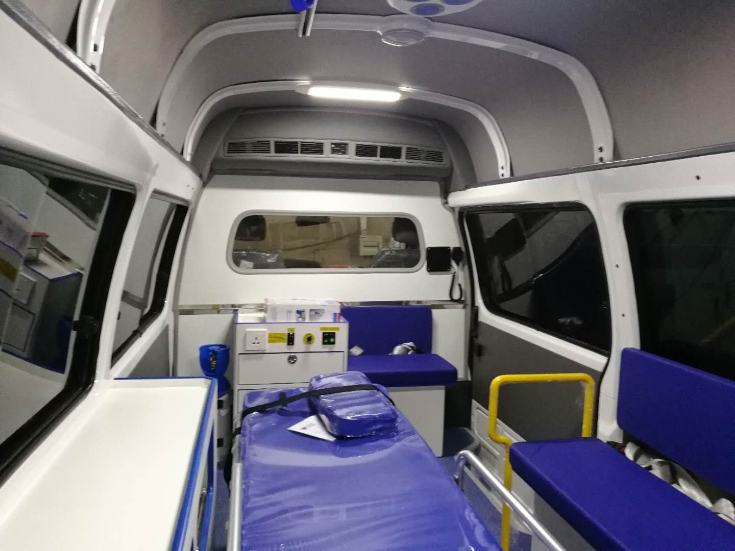 带设备的救护车